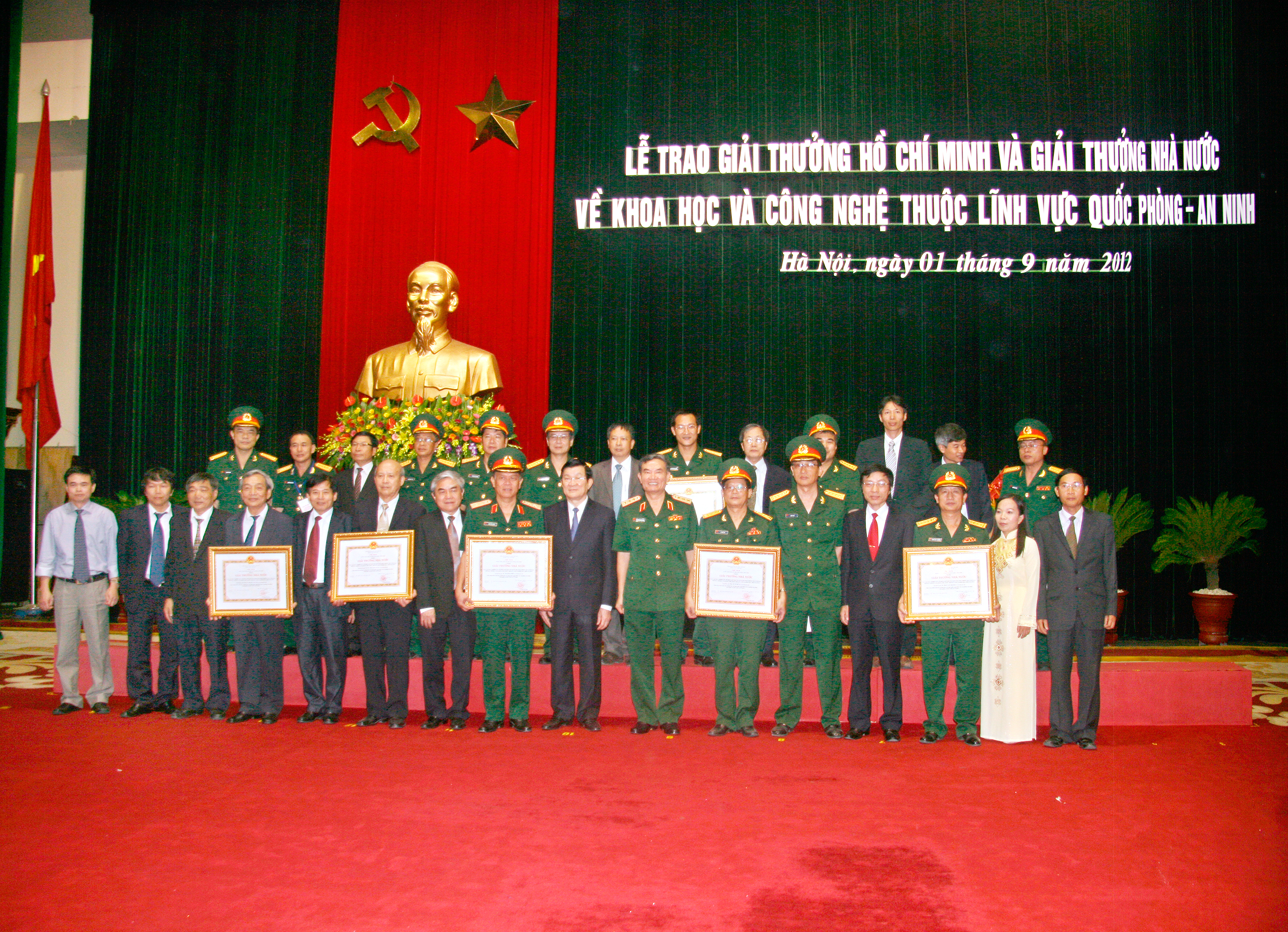 Chủ tịch nước Trương Tấn Sang chụp ảnh kỷ niệm cùng các nhà khoa học của ban Cơ yếu Chính phủ được nhận giải thưởng