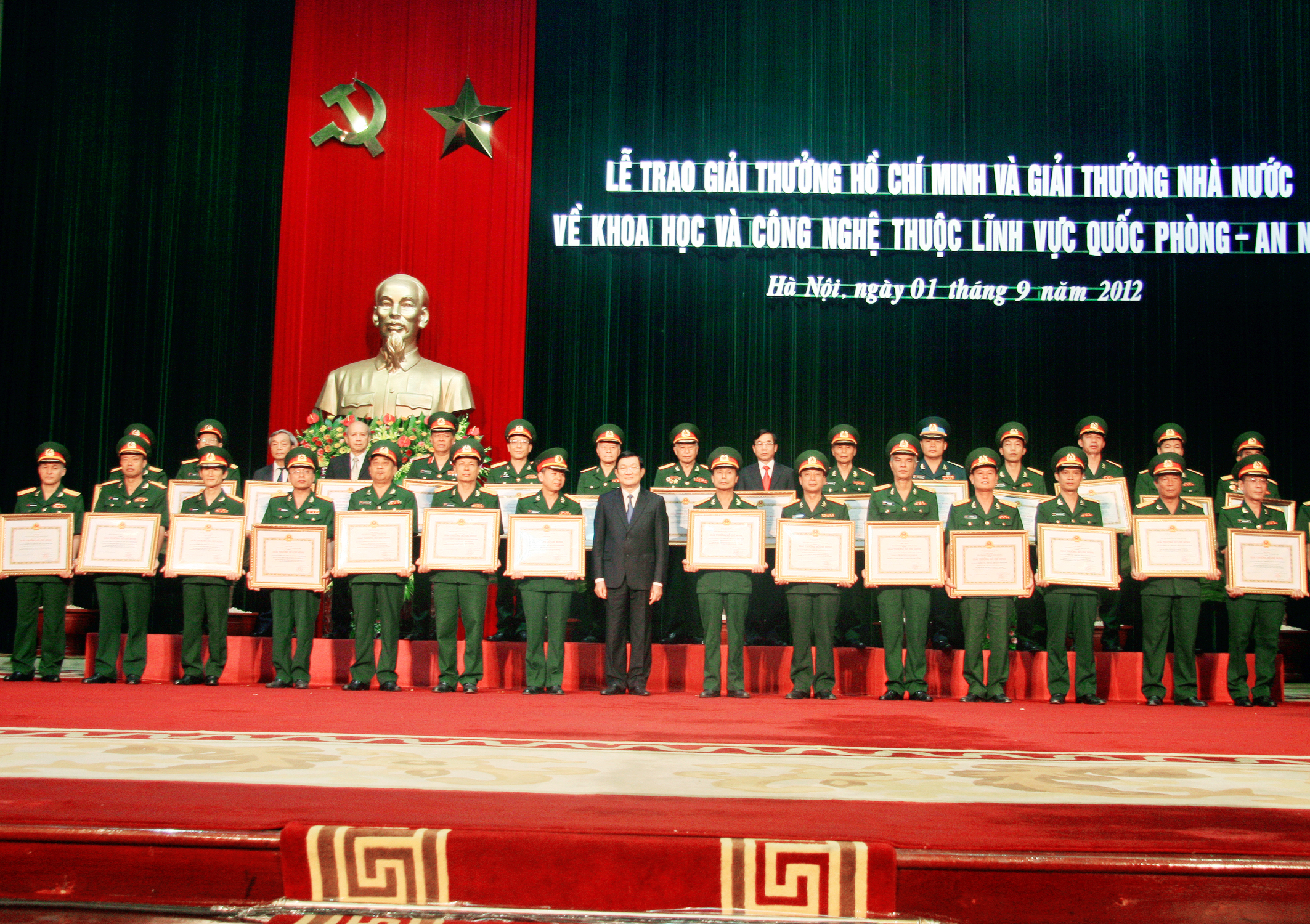 Chủ tịch nước Trương Tấn Sang chụp ảnh kỷ niệm với đại diện các tập thể, cá nhân được nhận Giải thưởng tại buổi lễ