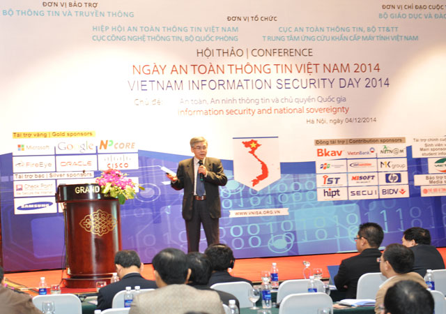Ông Nguyễn Thanh Hải – Cục trưởng Cục An toàn thông tin, Bộ TT&TT trình bày tham luận tại Hội thảo