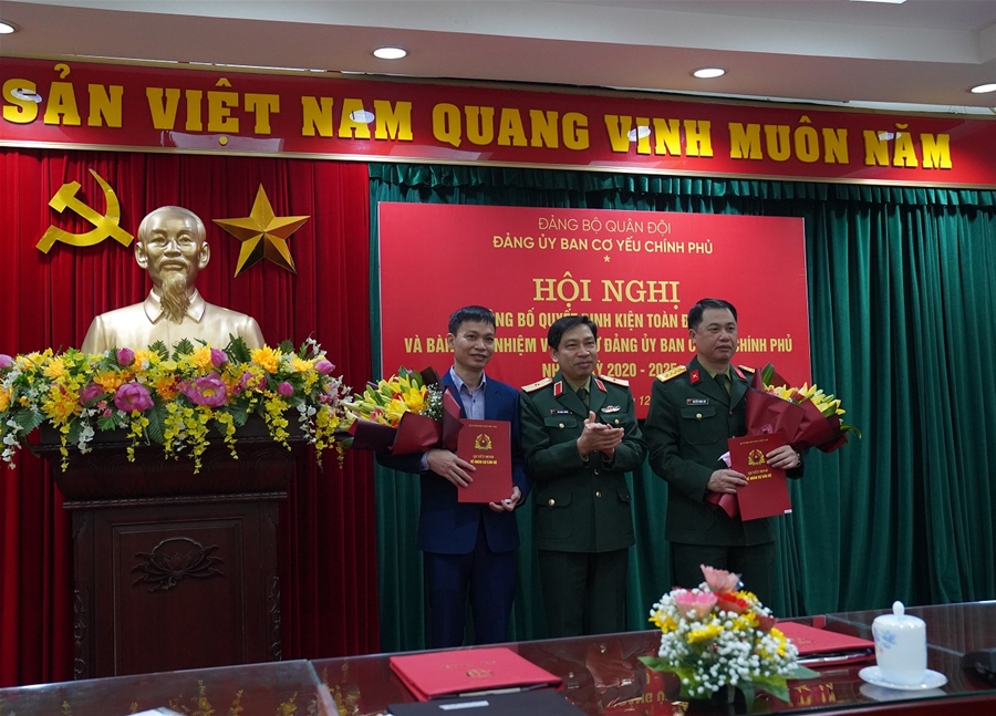Đại tá Nguyễn Đăng  Lực làm Bí thư Đảng ủy Ban Cơ yếu Chính phủ