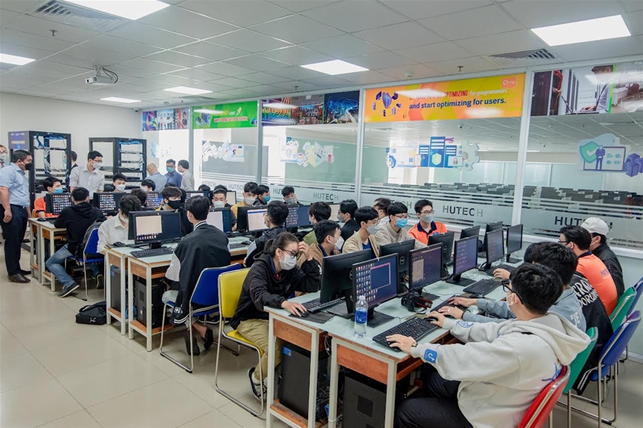 Đại học Công nghệ thành phố Hồ Chí Minh trở thành đối tác đào tạo đầu tiên của Fortinet tại Việt Nam