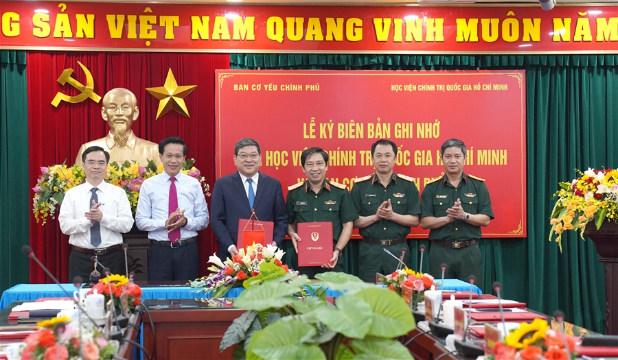 Lễ ký kết biên bản ghi nhớ giữa Ban Cơ yếu Chính phủ và Học viện Chính trị Quốc gia Hồ Chí Minh