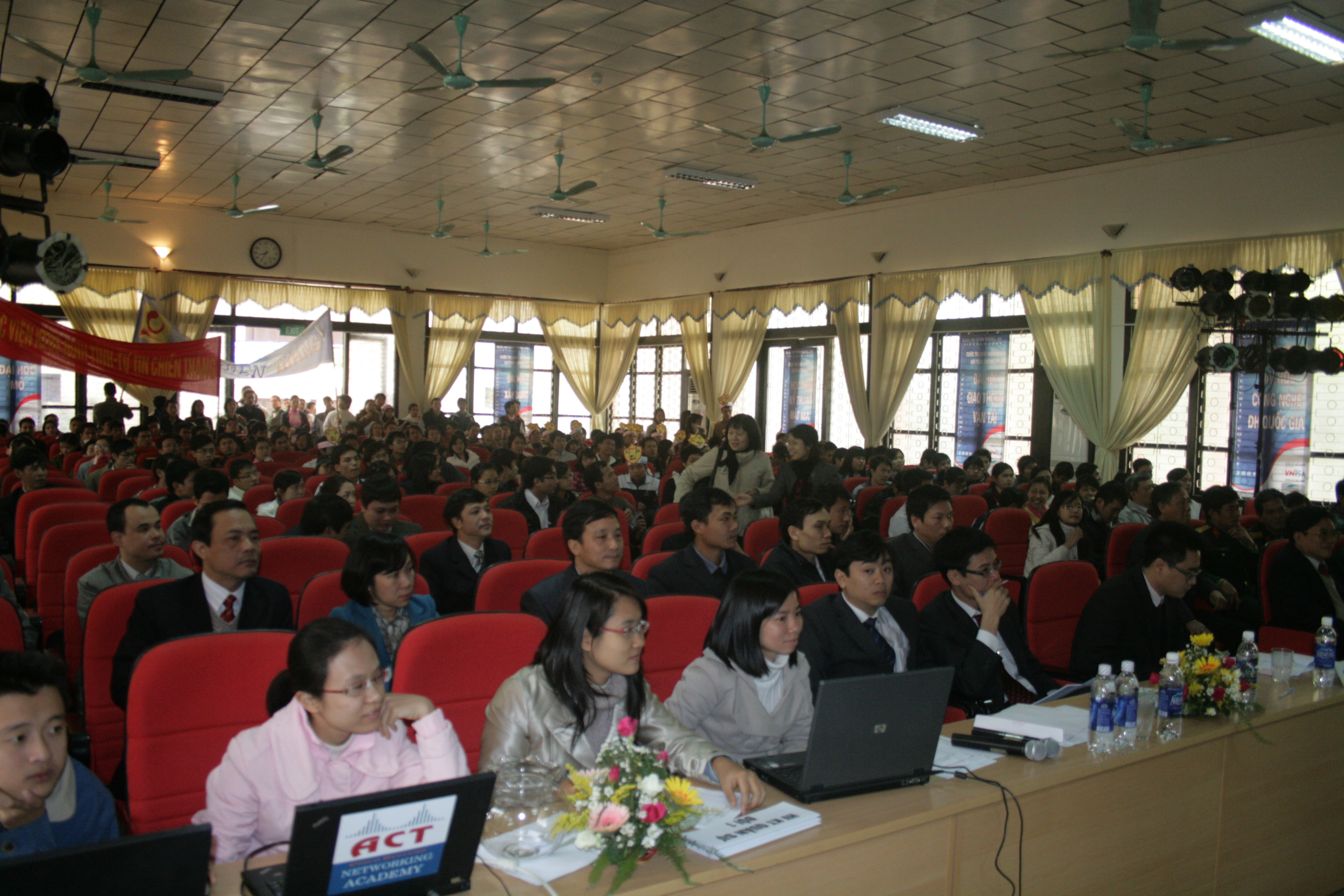 Quang cảnh cuộc thi Sinh viên với An toàn thông tin 2009 tại Hội trường Học viện Kỹ thuật Mật mã, Hà Nội