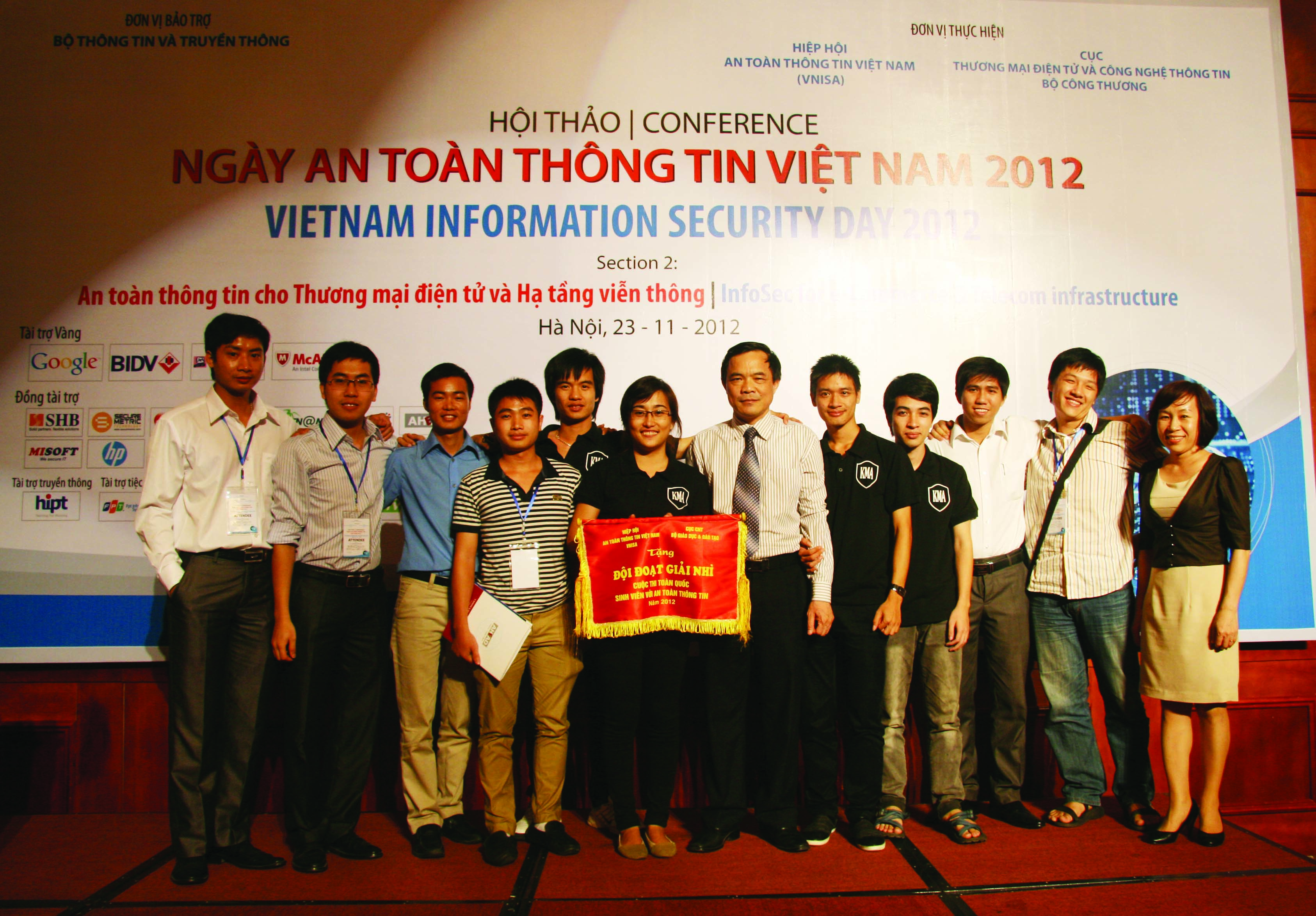 TS. Đặng Vũ Sơn, Giám đốc Học viện KTMM, Phó Chủ tịch VNISA chụp ảnh kỷ niệm cùng các Đội tuyển của Học viện KTMM tham gia Chung kết cuộc thi “Sinh viên với An toàn thông tin 2012”