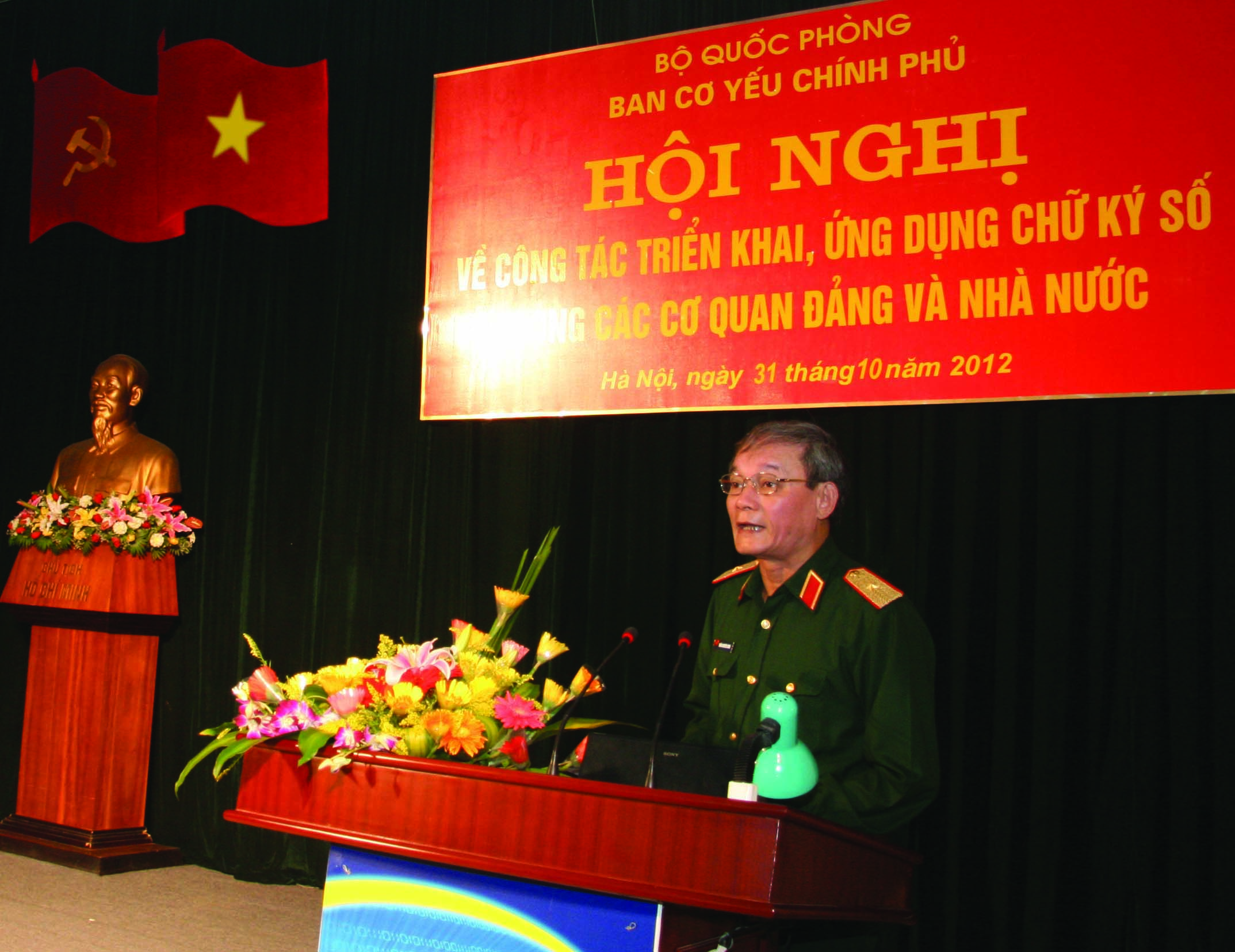 Thiếu tướng, TS. Trần Nguyên Bình, Trưởng Ban Cơ yếu Chính phủ phát biểu chỉ đạo tại Hội nghị về công tác triển khai ứng dụng chữ ký số trong hoạt động của các cơ quan Đảng và Nhà nước (Hà Nội, tháng 10/2012)