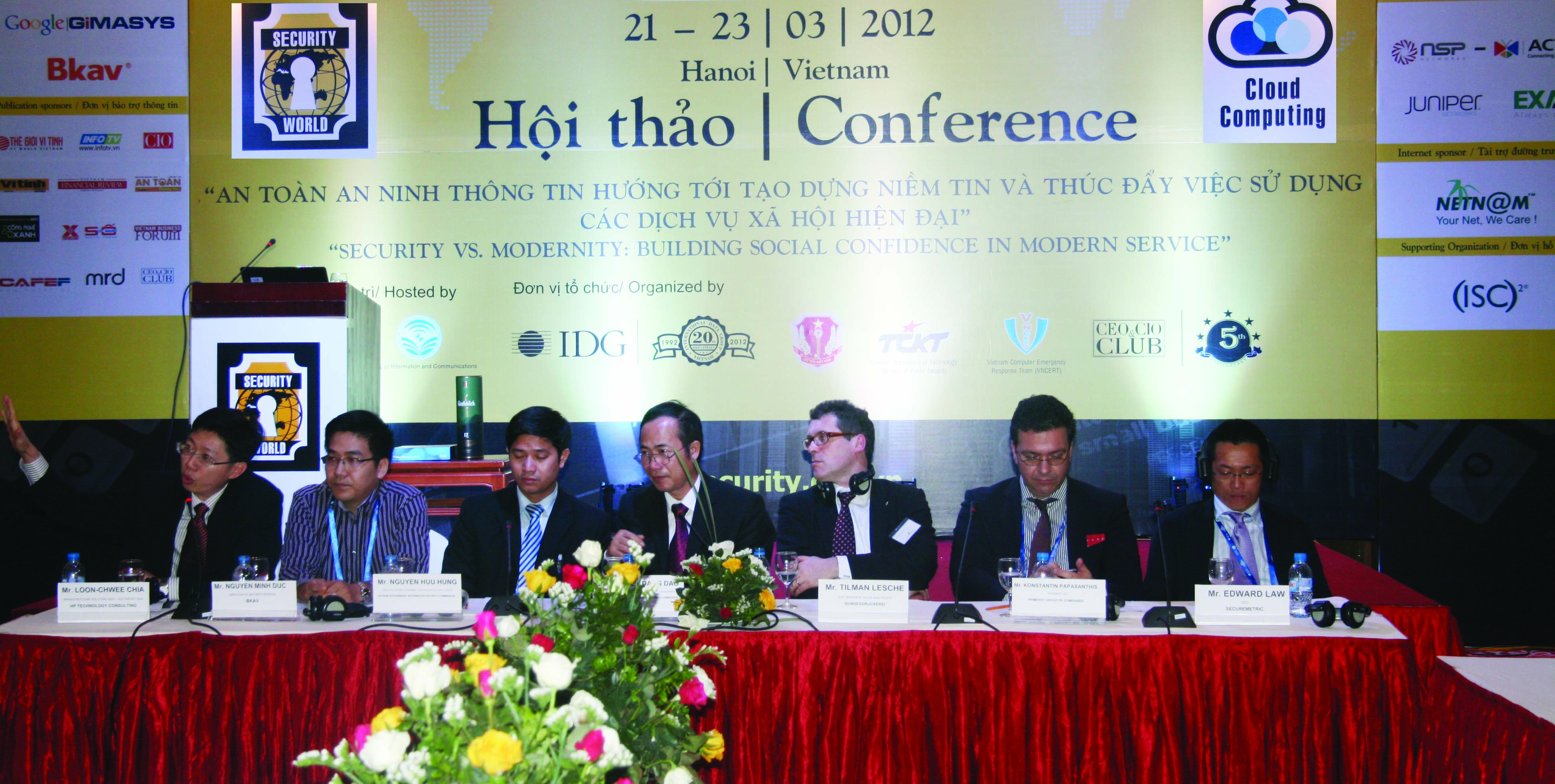 Các diễn giả tham gia Phiên thảo luận về “Bảo đảm ATTT cho Chính phủ điện tử” tại Hội thảo Security World 2012 (Hà Nội, 3/2012)