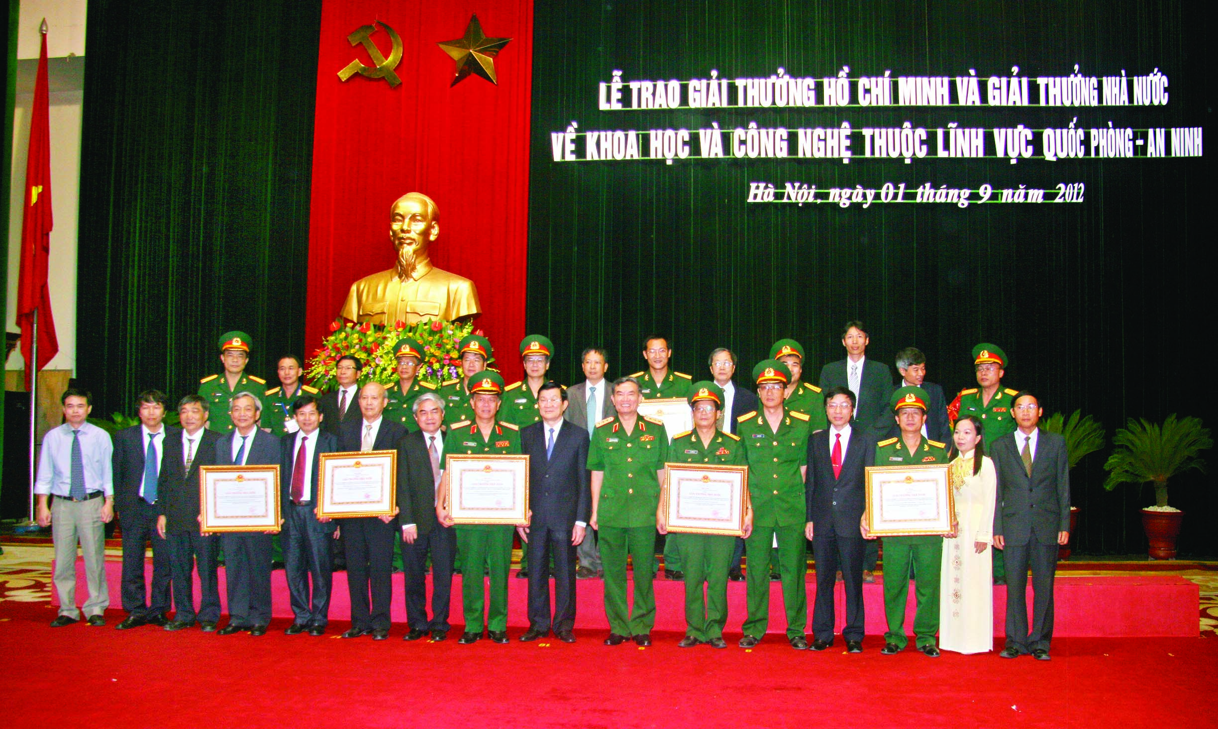 Chủ tịch nước Trương Tấn Sang chụp ảnh kỷ niệm cùng các nhà khoa học Ngành Cơ yếu được nhận giải thưởng Nhà nước về KH&CN năm 2012 (01/9/2012)