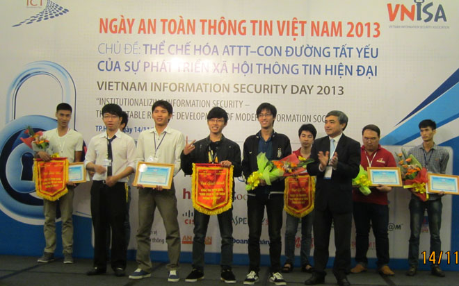 Thứ trưởng Bộ TTTT Nguyễn Minh Hồng trao giải cho đội giành giả nhất cuộc thi Sinh viên với ATTT 2013