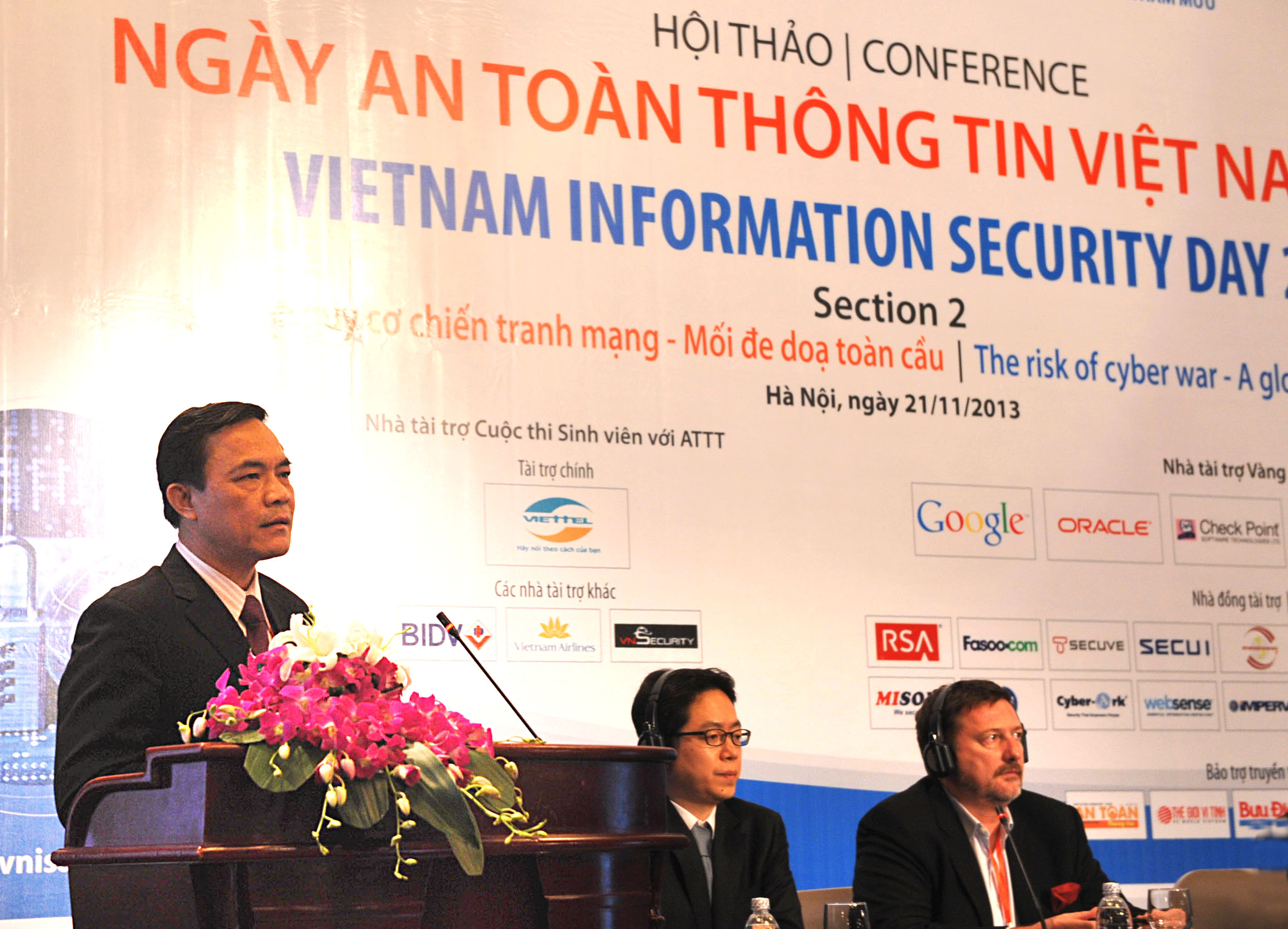 Đồng chí Đặng Vũ Sơn, Phó trưởng ban Ban Cơ yếu Chính phủ kiêm Giám đốc Học viện Kỹ thuật mật mã phát biểu tại Hội thảo
