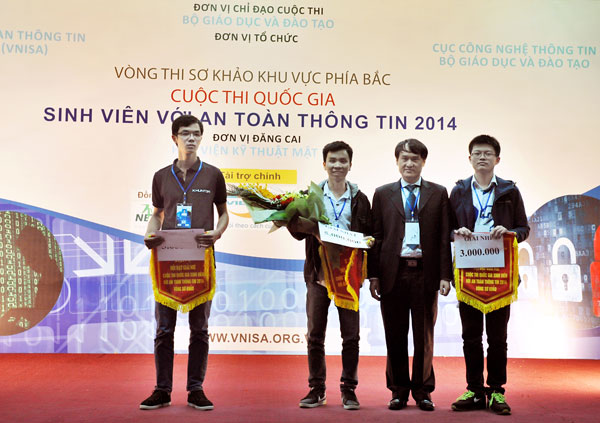 Ông Vũ Quốc Thành - Phó Chủ tịch kiêm tổng thư ký VNISA trao giải Nhất và đồng giả Nhì cho ba đội tại vòng sơ thi khảo khu vực phía Bắc