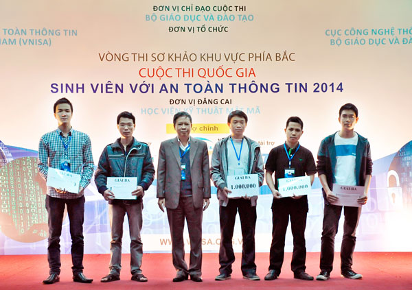 Ông Nguyễn Hồng Quang – Phó giám đốc Học viện kỹ thuật Mật mã trao giải Ba cho các đội tại vòng thi sơ khảo khu vực phía Bắc
