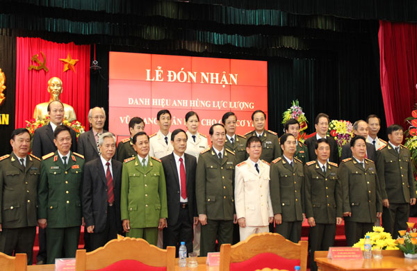 Đại tướng Trần Đại Quang  chụp ảnh cùng các đại biểu dự buổi Lễ