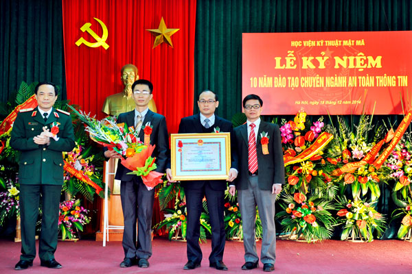 Đ/c Thiếu tướng, TS. Đặng Vũ Sơn, Trưởng ban Ban Cơ yếu Chính phủ trao Huân chương Lao động hạng Ba cho Khoa An toàn thông tin