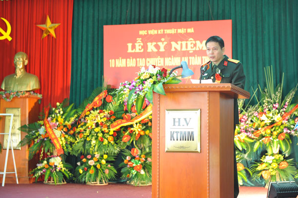 Đ/c Đại tá, TS. Nguyễn Nam Hải, Giám đốc Học viện Kỹ thuật Mật mã báo cáo tại buổi Lễ