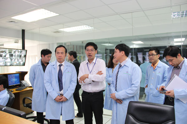 Đ/c Nguyễn Đăng Đào (thứ 2 từ trái sang) cùng đoàn công tác đi thị sát phòng máy chủ tại UBND Thành phố Đà Nẵng