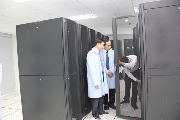Đ/c Nguyễn Đăng Đào trực tiếp kiểm tra hệ thống máy chủ tại UBND Thành phố Đà Nẵng