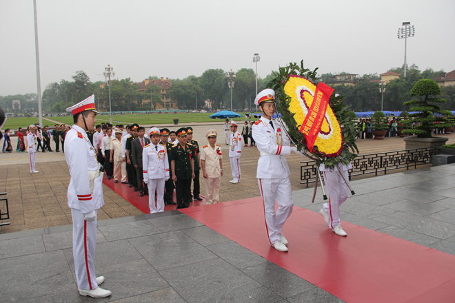 Các Đại biểu ngành Cơ yếu đặt vòng hoa và vào Lăng viếng Chủ tịch Hồ Chí Minh