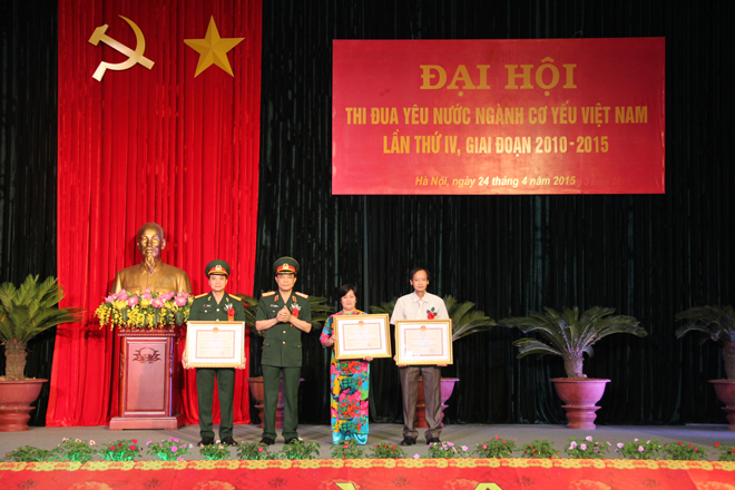 Đ/c Đặng Vũ Sơn trao tặng Huân chương Bảo vệ Tổ quốc của Chủ tịch nước cho các đơn vị có thành tích xuất sắc
