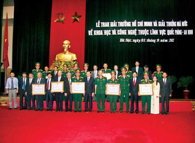 Chủ tịch nước Trương Tấn Sang và các đồng chí Lãnh đạo Đảng, Nhà nước chụp ảnh cùng các tác giả Cụm công trình được Giải thưởng Nhà nước về KHCN của ngành Cơ yếu (năm 2012)