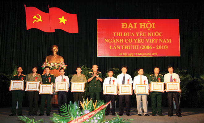 Thiếu tướng Trần Nguyên Bình, Trưởng ban Ban Cơ yếu Chính phủ trao bằng khen cho các cá nhân tiêu biểu trong phong trào thi đua yêu nước ngành Cơ yếu giai đoạn 2006 - 2010