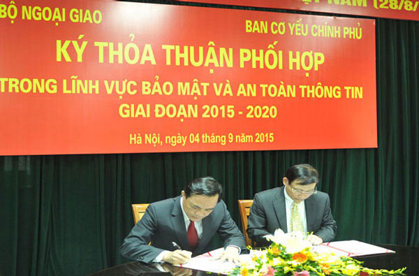 Đ/c Đặng Vũ Sơn (bên trái), Trưởng ban Ban Cơ yếu Chính phủ và Đ/c Lê Hoài Trung (bên phải), Thứ trưởng Bộ Ngoại giao ký Thỏa thuận hợp tác