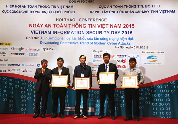 Thứ trưởng Bộ TT&TT Nguyễn Thành Hưng trao bằng khen cho cá nhân và tập thể đạt thành tích cao trong Cuộc thi an toàn thông tin mạng Cyber Seagame 2015