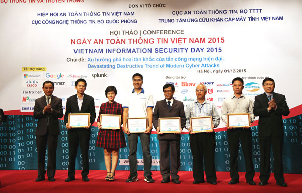 Ông Vũ Quốc Khánh, đại diện Hiệp hội VNISA trao chứng nhận cho các đơn vị đạt danh hiệu trong Bình chọn “Sản phẩm ATTT chất lượng cao của năm 2015”