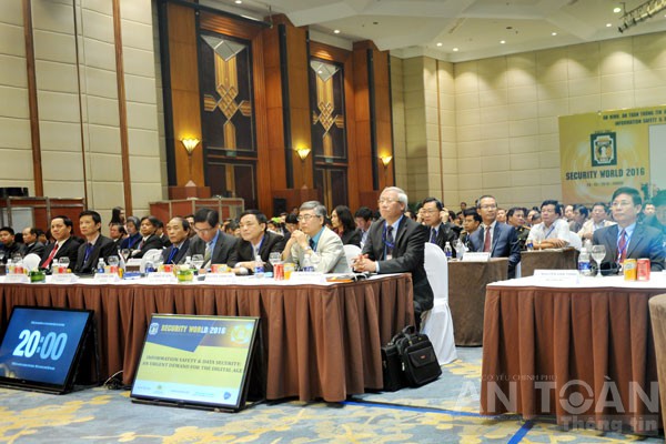 Thiếu tướng Đặng Vũ Sơn, Trưởng ban Ban Cơ yếu Chính phủ (ngồi thứ 4 từ phải sang) tham dự Hội thảo