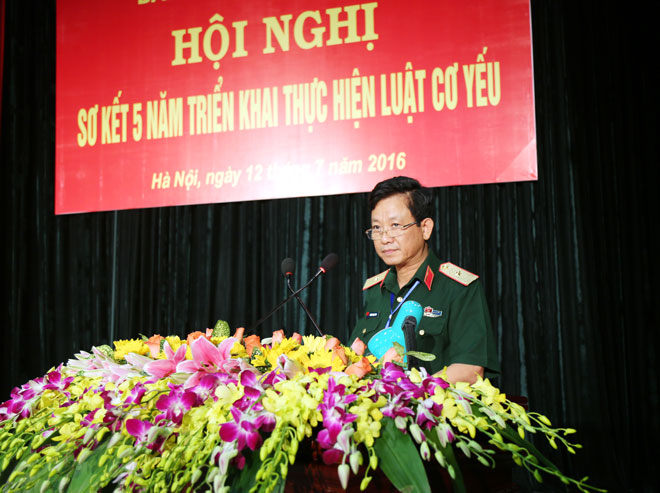 Thiếu tướng Hoàng Ngọc Minh, Phó Trưởng ban Ban Cơ yếu Chính phủ trình bày Báo cáo sơ kết 5 năm triển khai thực hiện Luật Cơ yếu tại Hội nghị