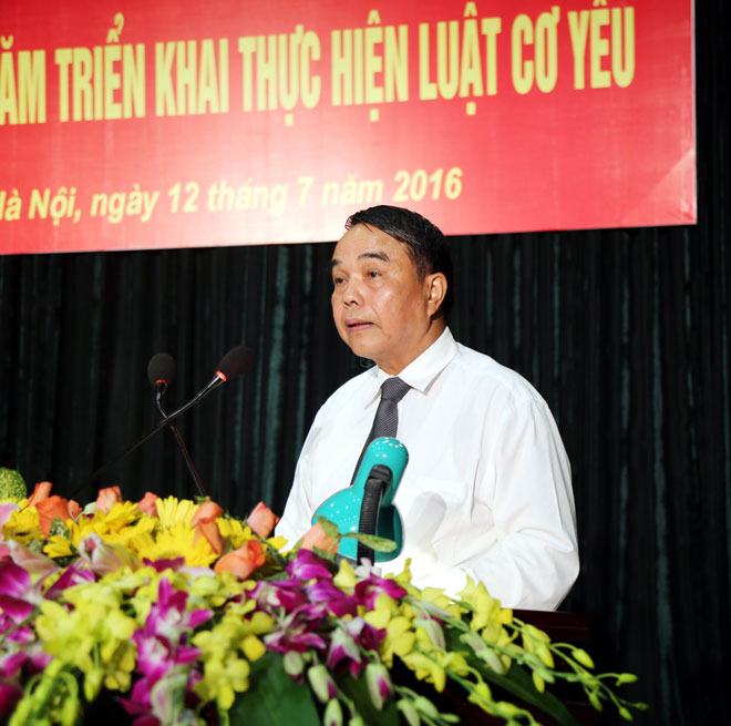 Đồng chí Lê Việt Trường, Phó chủ nhiệm Ủy ban Quốc phòng và An ninh của Quốc hội trình bày tham luận tại Hội nghị