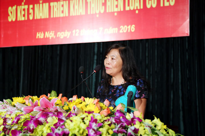 Đồng chí Nguyễn Thị Kim Thoa, Vụ trưởng Vụ Pháp luật Hình sự - Hành chính, Bộ Tư pháp trình bày tham luận tại Hội nghị
