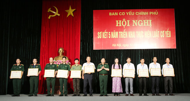 Đại tướng Ngô Xuân Lịch trao Bằng khen của Bộ trưởng Bộ Quốc phòng cho các tập thể tiêu biểu