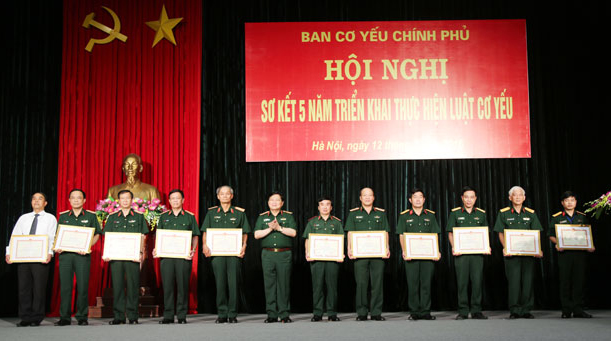 Đại tướng Ngô Xuân Lịch trao Bằng khen của Bộ trưởng Bộ Quốc phòng cho các cá nhân tiêu biểu