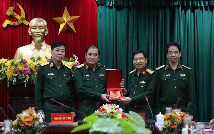 Trung tướng Phùng Sĩ Tấn, Phó Tổng tham mưu trưởng QĐNDVN làm việc với Ban Cơ yếu Chính phủ