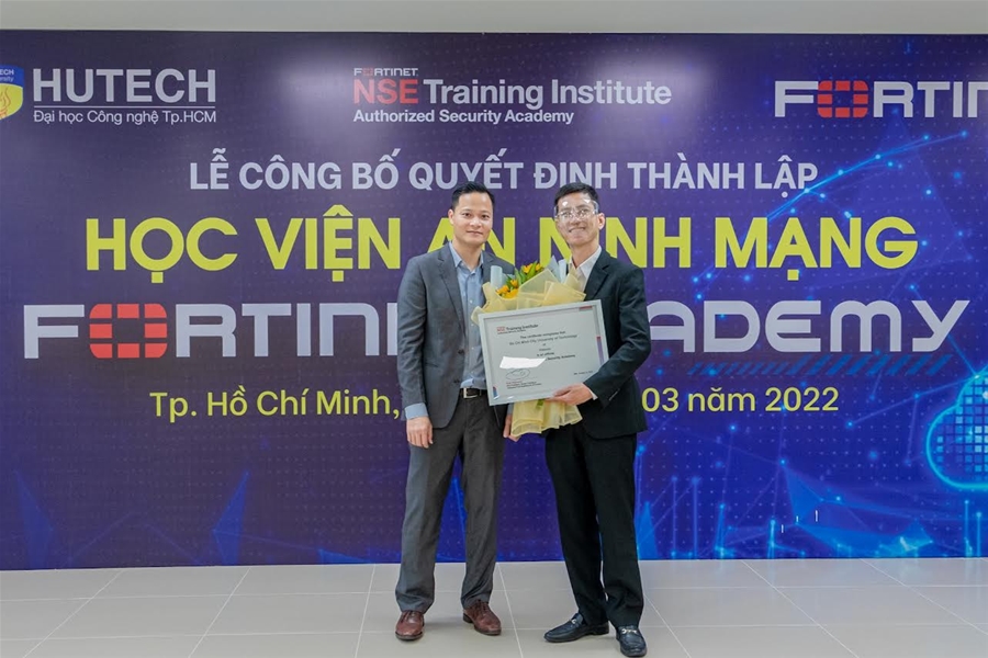 Đại học Công nghệ thành phố Hồ Chí Minh trở thành đối tác đào tạo đầu tiên của Fortinet tại Việt Nam
