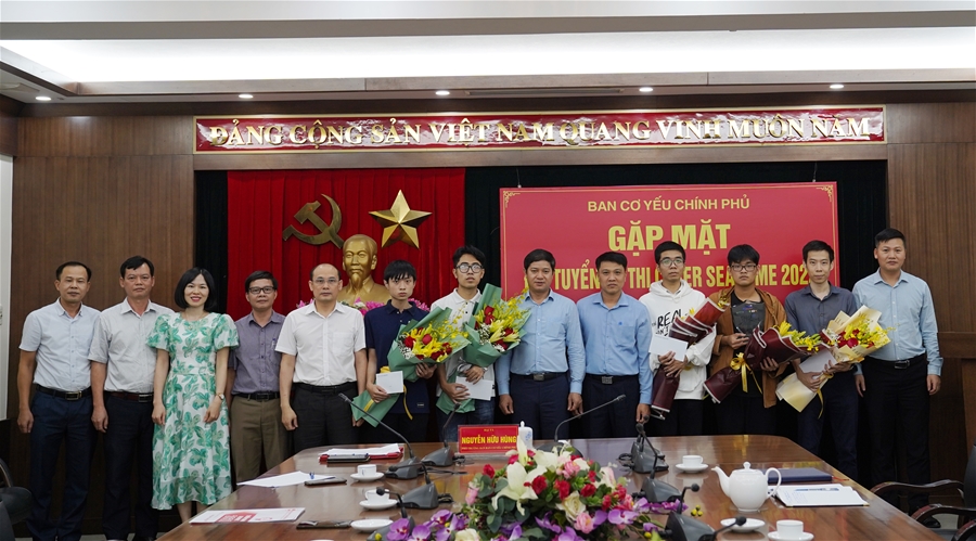 Phó Trưởng ban Nguyễn Hữu Hùng gặp mặt chúc mừng đội thi Cyber Seagame 2022