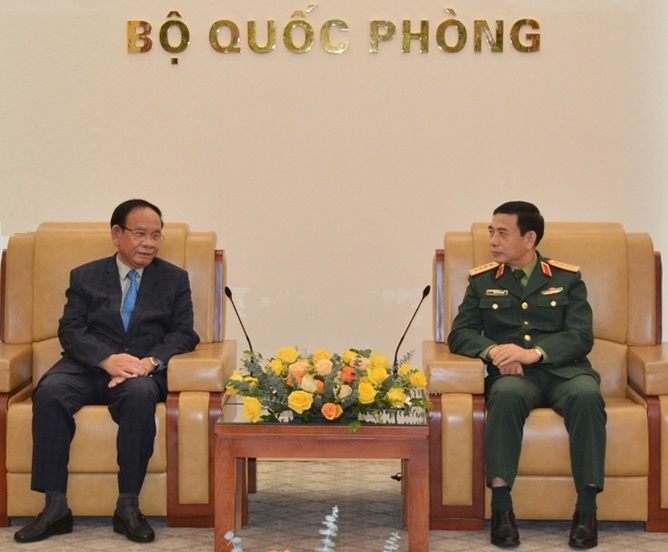 Bộ trưởng Bộ Quốc phòng Phan Văn Giang tiếp Quốc vụ khanh Bộ Nội vụ Campuchia