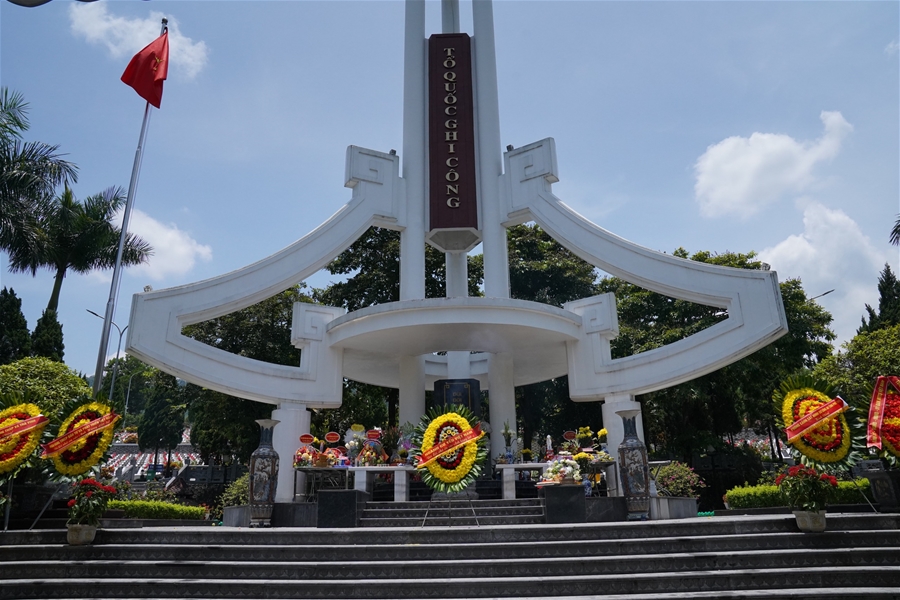 Tri ân các Anh hùng liệt sĩ tại Nghĩa trang Liệt sĩ quốc gia Vị Xuyên